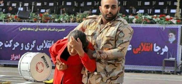 عکس دختر مانتو قرمز