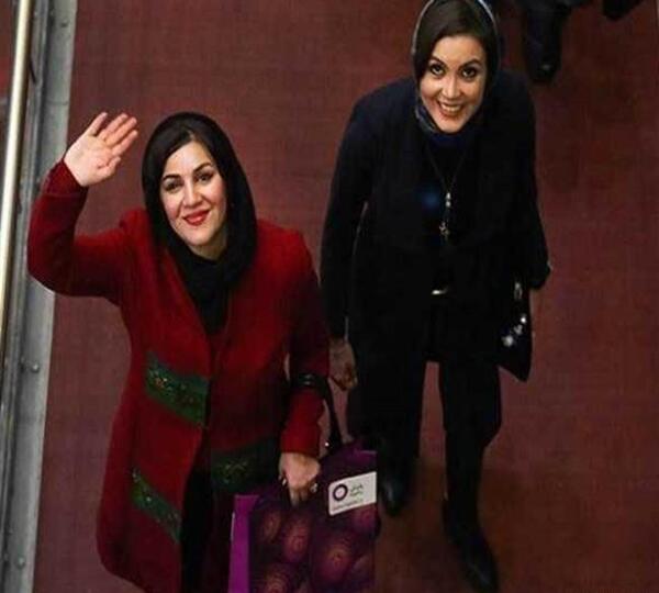 عکس دختر مانتو قرمز