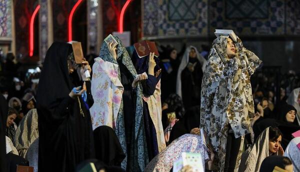 عکس امامزاده صالح در شب