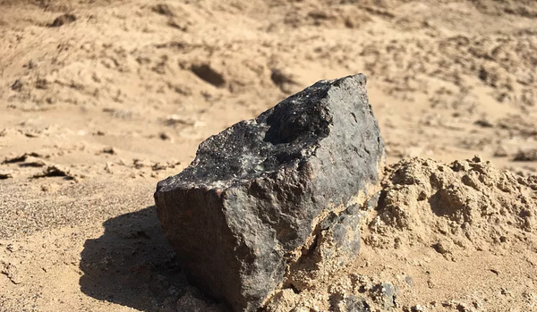 ۹۹ عکس شهاب سنگ واقعی در ایران از نزدیک