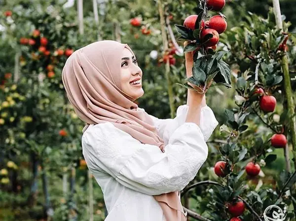 ژست عکس با درخت شکوفه
