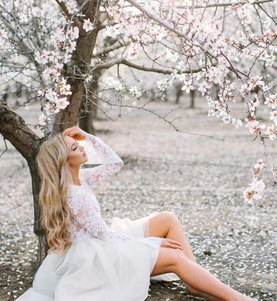 ژست عکس با درخت شکوفه