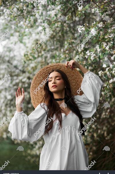 ژست عکس با شکوفه ها