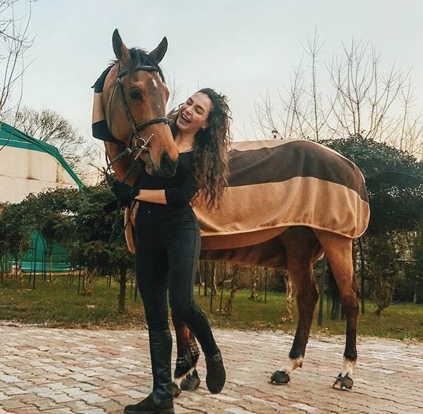 عکس ابرو شاهین با همسرش