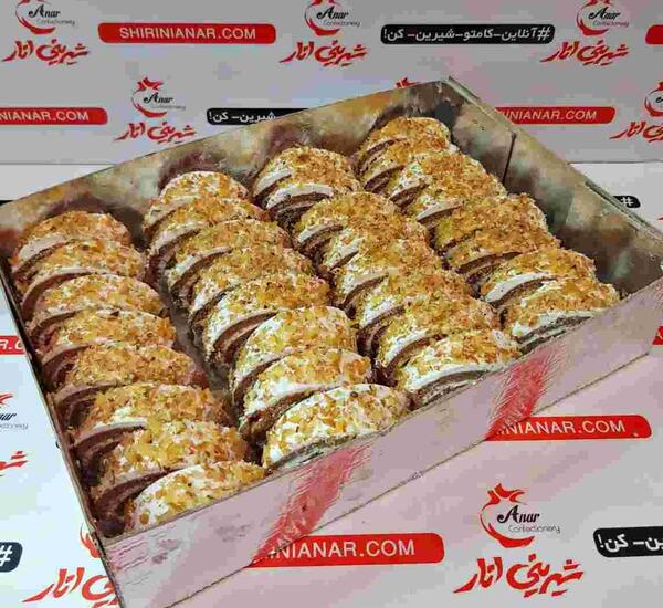 عکس شیرینی خامه ای داخل جعبه