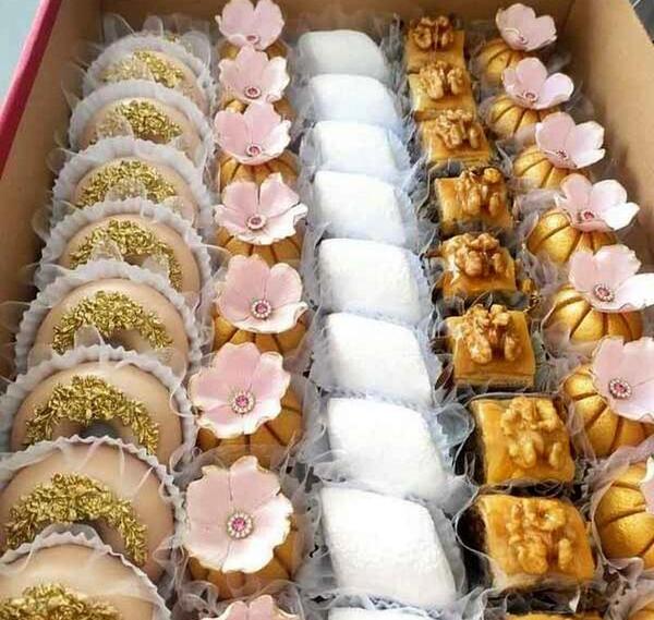 عکس شیرینی خامه ای داخل جعبه
