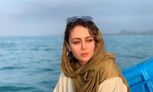عکس شادی مختاری در جزیره
