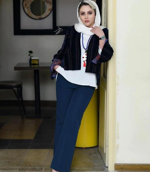 عکس شادی مختاری در جزیره