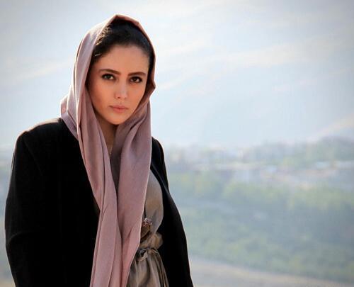 عکس شادی مختاری در جزیره