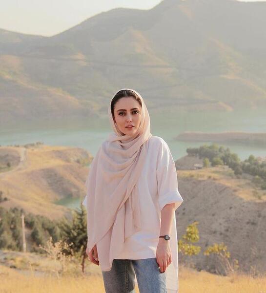 عکس شادی مختاری در جزیره