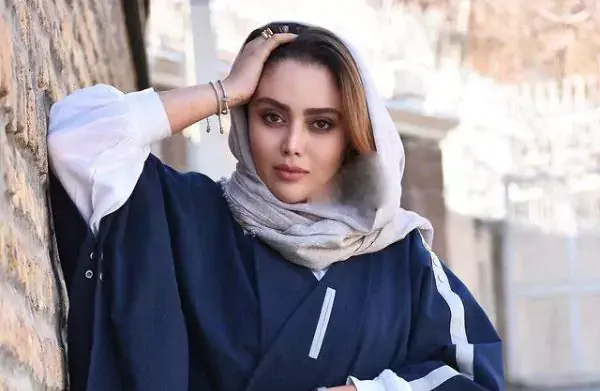 عکس شادی مختاری در جزیره