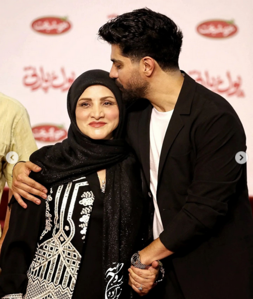 عکس سینا درخشنده و مادرش