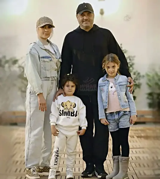 عکس سام درخشانی در قهوه پدری
