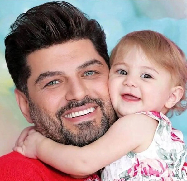 عکس سام درخشانی در قهوه پدری