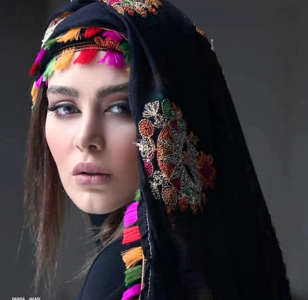 عکس سحر قریشی در خارج با تتلو