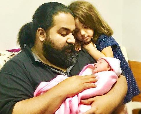عکس رضا صادقی و دخترانش