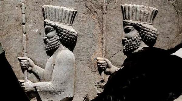 عکس نقش برجسته داریوش در تخت جمشید