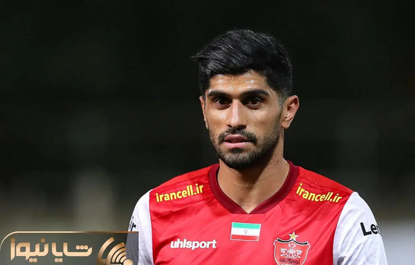 عکس دانیال اسماعیلی فر با پیراهن پرسپولیس