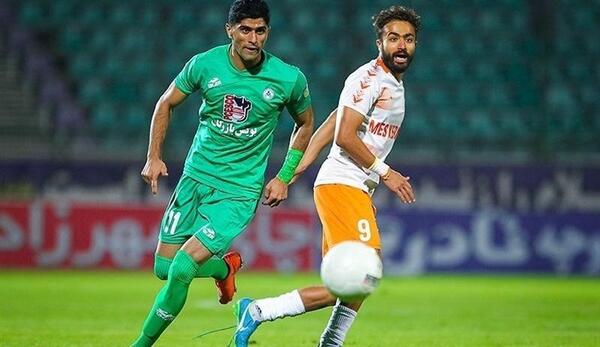 عکس دانیال اسماعیلی فر با پیراهن پرسپولیس