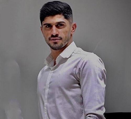 عکس دانیال اسماعیلی فر با پیراهن پرسپولیس