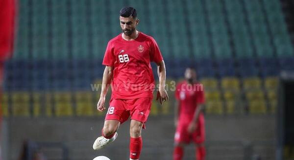 عکس دانیال اسماعیلی فر با پیراهن پرسپولیس
