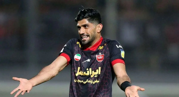 عکس دانیال اسماعیلی فر با پیراهن پرسپولیس