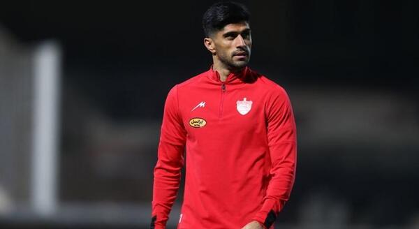 عکس دانیال اسماعیلی فر با پیراهن پرسپولیس