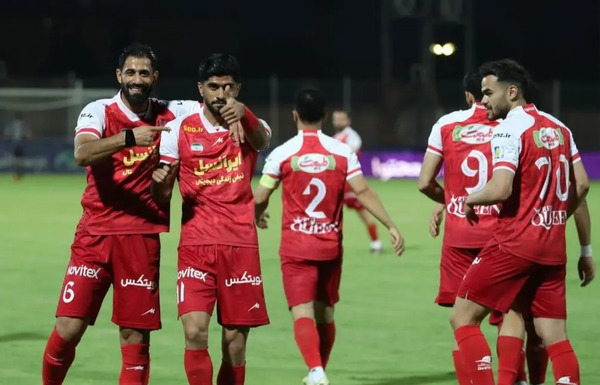 عکس دانیال اسماعیلی فر با پیراهن پرسپولیس