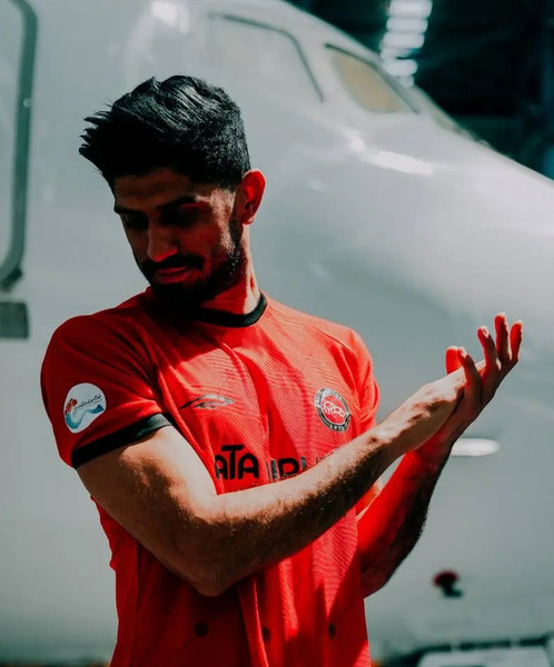عکس دانیال اسماعیلی فر با پیراهن پرسپولیس