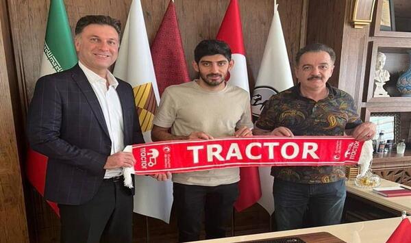 عکس دانیال اسماعیلی فر با پیراهن پرسپولیس