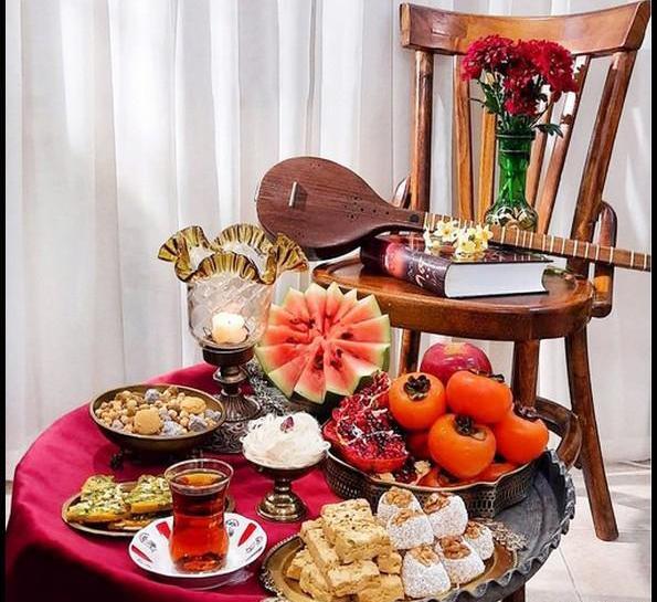 چیدمان عکس روی میز خاطره