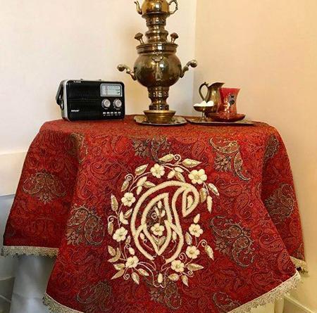 چیدمان قاب عکس روی میز خاطره