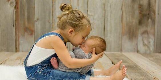 ژست عکس خواهر برادری بزرگ
