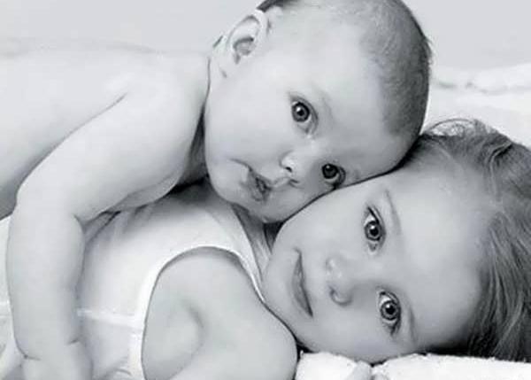 ژست عکس خواهر بزرگ و برادر کوچک