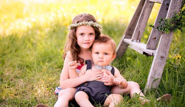 ژست عکس خواهر بزرگ و برادر کوچک