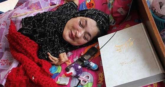 عکس مادر آریا عظیمی نژاد و خواهر معلولش