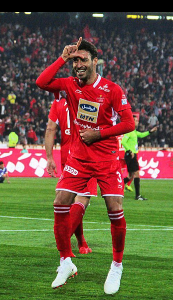 عکس شجاع خلیل زاده با لباس پرسپولیس