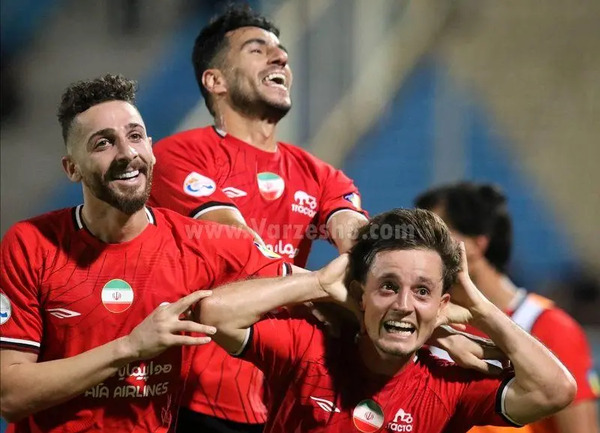 عکس شجاع خلیل زاده در تراکتور
