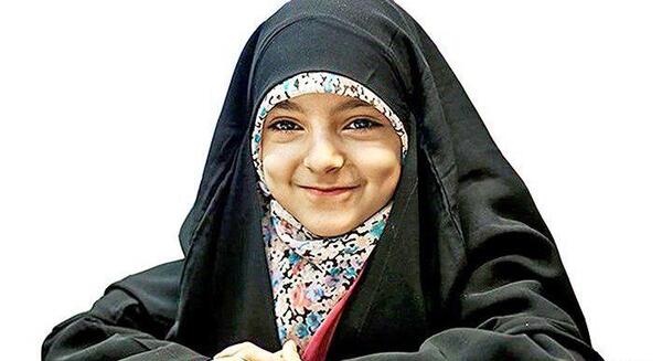 عکس حنانه خلفی با رهبر