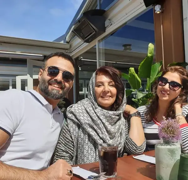 عکس زهره حمیدی با خانواده