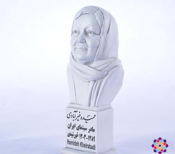 عکس قبر حمیده خیر آبادی