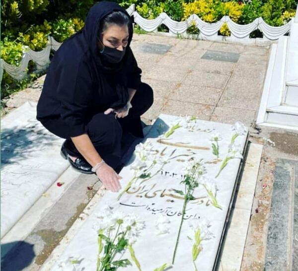 عکس قبر حمیده خیر آبادی