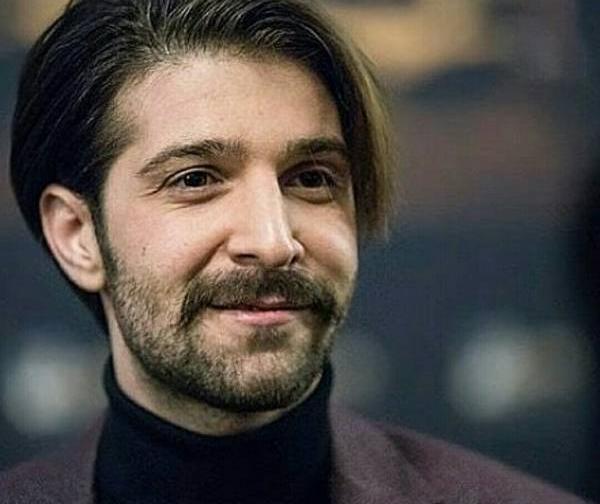 عکس حمید هیراد با شلوارک در قنادی