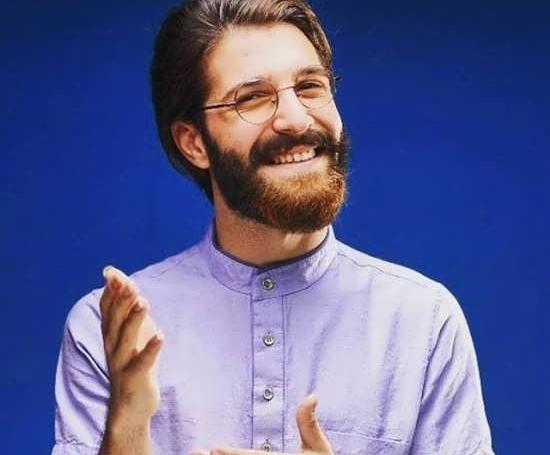عکس حمید هیراد با شلوارک در قنادی
