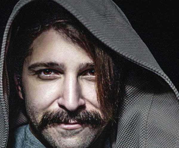 عکس حمید هیراد با شلوارک در قنادی