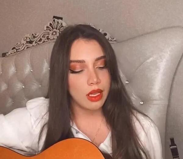 عکس سنا برزنجه خواننده کرد