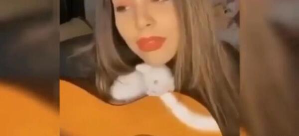 عکس سنا برزنجه خواننده کرد