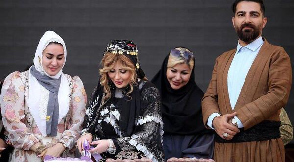 عکس سنا برزنجه با لباس کردی