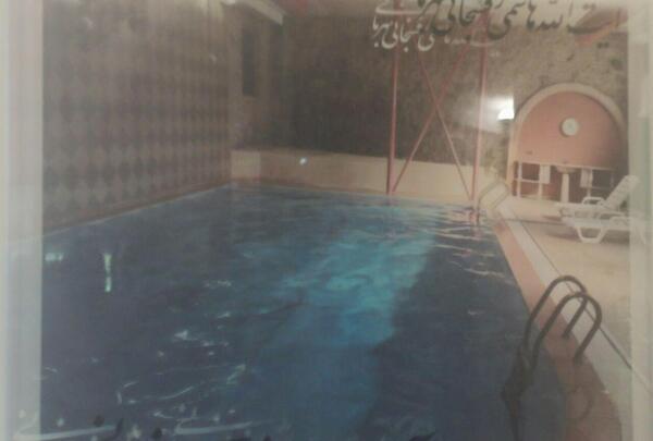 عکس تبسم، هاشمی در استخر