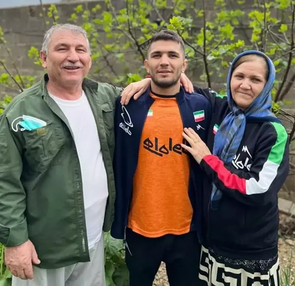 عکس کشتی گیر پویا دادمرز